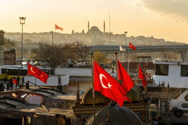 Günbatımında gemilerde eski Türk bayrakları.