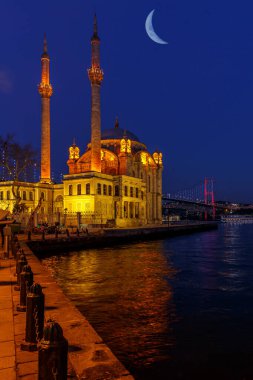 Akşamları Ortakoy Camii. İstanbul, Türkiye