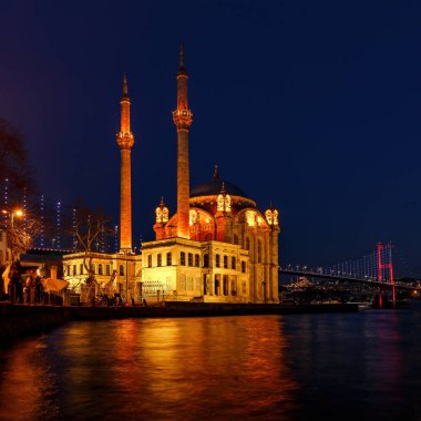 Akşamları Ortakoy Camii. İstanbul, Türkiye