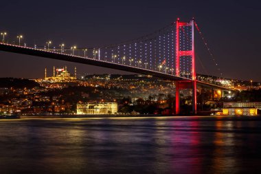 Geceleri Asya ile Avrupa arasındaki Boğaz Köprüsü. İstanbul, Türkiye.