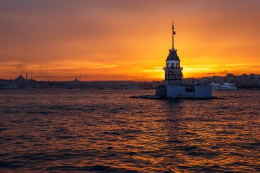 İstanbul, Türkiye 'nin simgesi olan ünlü Bakire Kulesi - Kiz Kulesi - Leander' in Kulesi ile Boğaz 'da Gün Batımı.