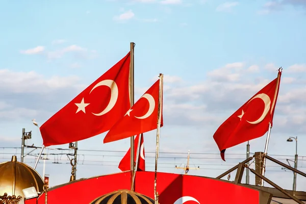 Vintage Türkische Flaggen Auf Blauem Himmel Hintergrund — Stockfoto