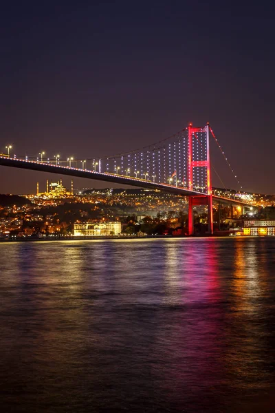 Puente Del Bósforo Entre Asia Europa Por Noche Estambul Turquía — Foto de Stock