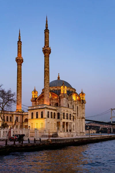 Akşamları Ortakoy Camii. İstanbul, Türkiye