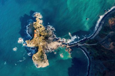 Adanın ve Gaztelugatxe tapınağının hava aracı görüntüsü. Kuzey İspanya 'da kışın. Biscay bölgesindeki Atlantik kıyısındaki küçük adaya insan yapımı yol.