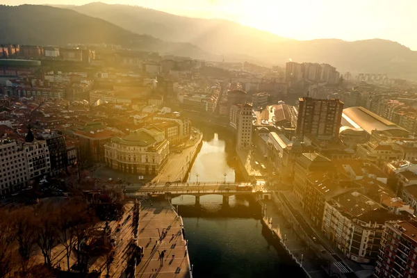 Bilbao ufuk çizgisi, yukarıdan bak. İspanya 'nın kuzeyindeki dağlar arasında güzel bir şehir