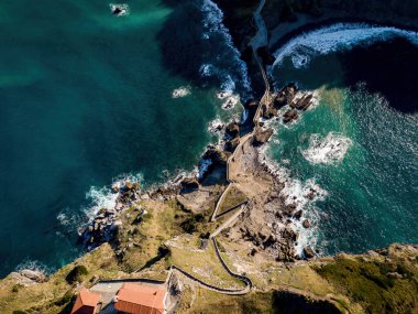 Adanın ve Gaztelugatxe tapınağının havadan görüntüsü. Kışın Kuzey İspanya