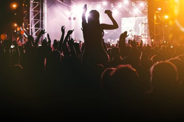 Konserdeki siyah kalabalık silueti - Yaz müzik festivalinin tadını çıkarın