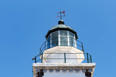 Mavi bir arka planda deniz fenerinin başı