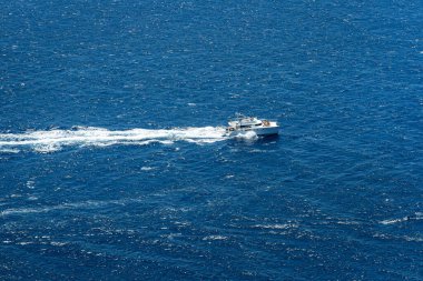 Denizde küçük bir yat. Üst görünüm