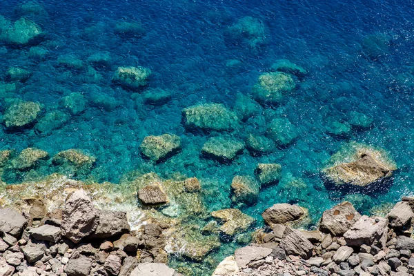 Mavi okyanusun dibindeki taşlar