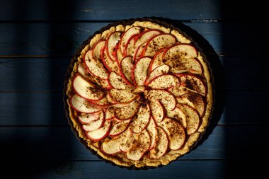 Ev yapımı tarçınlı açık elmalı turta.