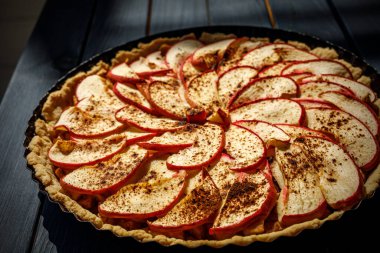 Ev yapımı tarçınlı açık elmalı turta.