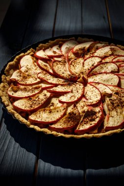 Ev yapımı tarçınlı açık elmalı turta.