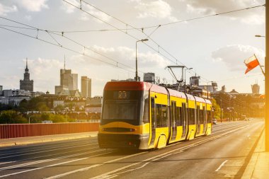 Şehirde tramvay var. Orta sınıf toplu taşıma konsepti. Varşova, Polonya