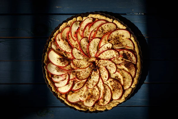 Ev yapımı tarçınlı açık elmalı turta.