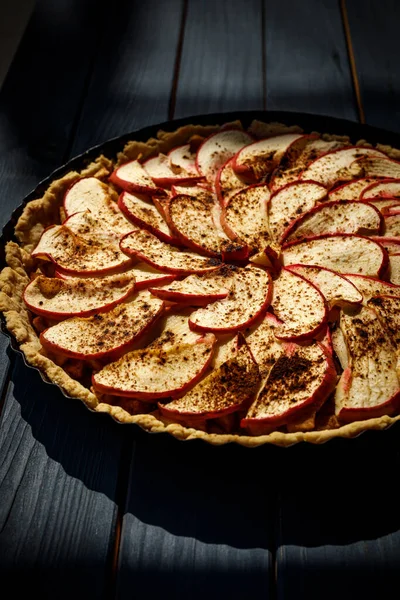 Ev yapımı tarçınlı açık elmalı turta.