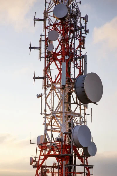 Telefonní Televizní Signály Vysílací Věže Červenobílá Komunikační Satelitní Věž — Stock fotografie