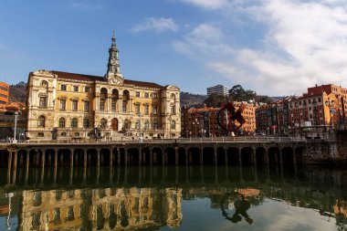Bilbao Belediye Binası, Nervion Nehri manzarası