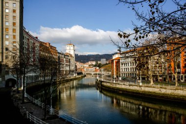 Bilbao, İspanya şehir merkezi Nevion Nehri manzaralı.