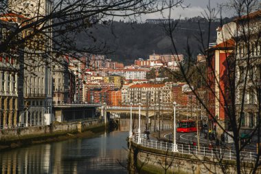 Bilbao, İspanya şehir merkezi Nevion Nehri manzaralı.