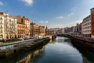 Bilbao eski kasaba manzarası kışın güneşli bir günde, İspanya