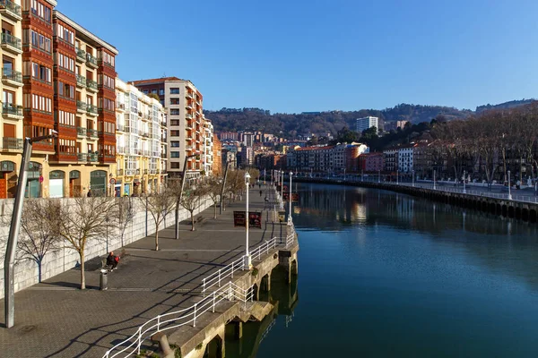 Bilbao, İspanya - 29 Ocak 2022: Nervion nehri boyunca gezinti alanı