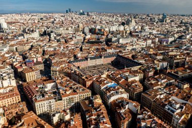 Madrid merkezindeki Plaza Mayor 'un insansız hava aracı görüntüsü.