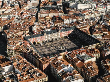 Madrid merkezindeki Plaza Mayor 'un insansız hava aracı görüntüsü.