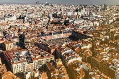 Madrid merkezindeki Plaza Mayor 'un insansız hava aracı görüntüsü.