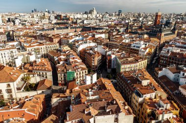 Madrid 'in insansız hava aracı görüntüsü, eski kasaba manzarası, İspanya