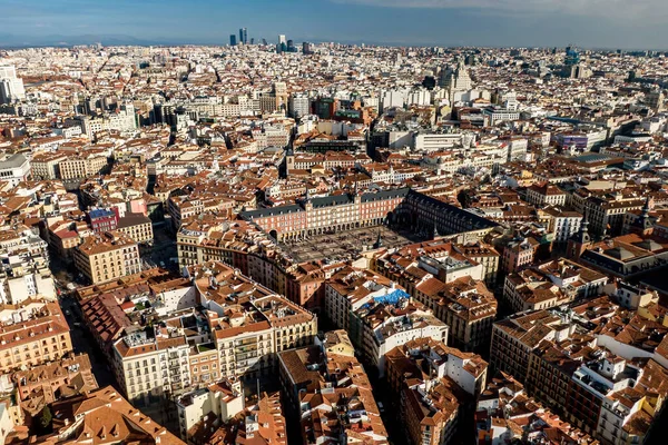 Madrid merkezindeki Plaza Mayor 'un insansız hava aracı görüntüsü.