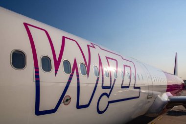 Varşova, Polonya - 6 Temmuz 2021: Havalimanında Wizz Air logosu olan uçak.