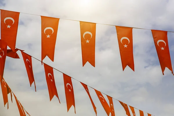 Eine Reihe Schwenkender Fahnen Der Türkei Auf Dem Wolkenhintergrund — Stockfoto