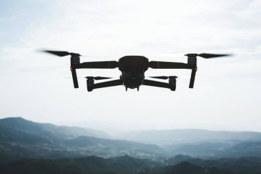 Katlanan küçük drone dağların üzerinde uçuyor