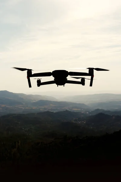 Katlanan küçük drone dağların üzerinde uçuyor