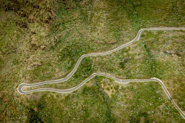 Estrada de montanha sinuosa na parte verde da ilha de Tenerife, Espanha. Vista aérea superior. — Fotografia de Stock