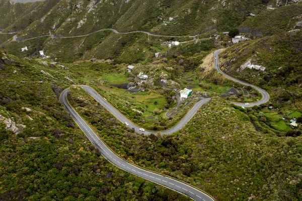 İspanya 'nın Tenerife adasının yeşil kesimindeki dolambaçlı dağ yolunda. Üst hava görüntüsü.