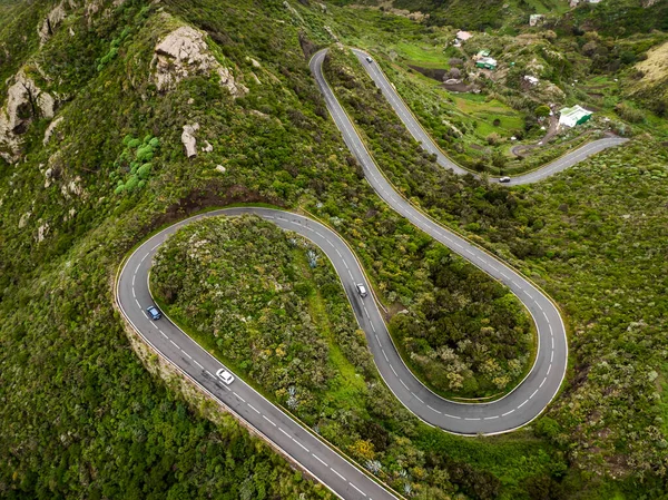 Válcování horské silnice na zelené části ostrova Tenerife, Španělsko. Horní letecké zobrazení. — Stock fotografie