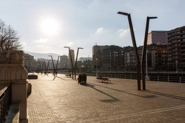 Bilbao, İspanya - 29 Ocak 2022: Nervion nehri boyunca gezinti alanı