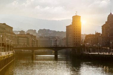 İspanya 'nın Bilbao şehrinin manzarası. Nervion nehri Bilbao eski şehrini geçer.