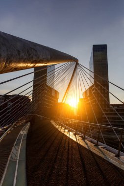 İspanya 'nın Bilbao kentindeki Zubizuri köprüsünde gün batımı
