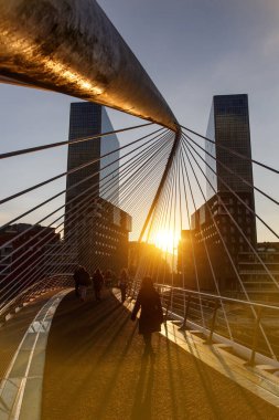 İspanya 'nın Bilbao kentindeki Zubizuri köprüsünde gün batımı