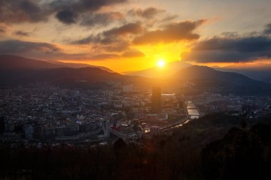 İspanya 'nın Bilbao şehrinde gün batımı