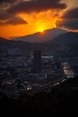 İspanya 'nın Bilbao şehrinde gün batımı