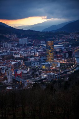 İspanya 'nın Bask bölgesindeki Bilbao şehrinde alacakaranlık. Dağlar arasındaki kasaba