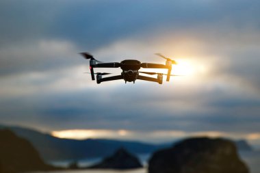 Dağlarda dijital kamerayla uçan katlanabilir drone helikopteri