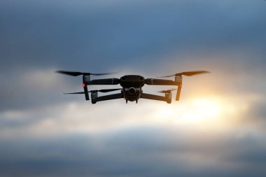Dağlarda dijital kamerayla uçan katlanabilir drone helikopteri
