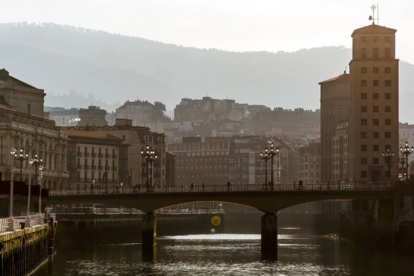 İspanya 'nın Bilbao şehrinin manzarası. Nervion nehri Bilbao eski şehrini geçer.