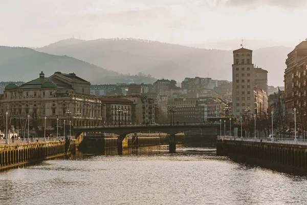 İspanya 'nın Bilbao şehrinin manzarası. Nervion nehri Bilbao eski şehrini geçer.